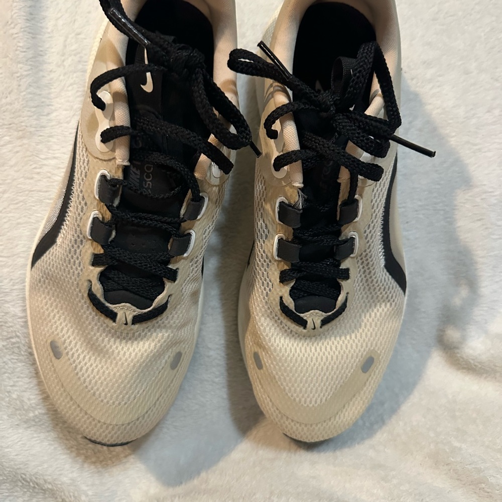 Nike Cream and Black Athletic Shoes - Picture 5 of 8
